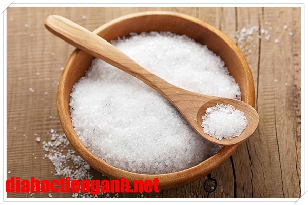 Sử dụng muối để vệ sinh muỗng đĩa gỗ