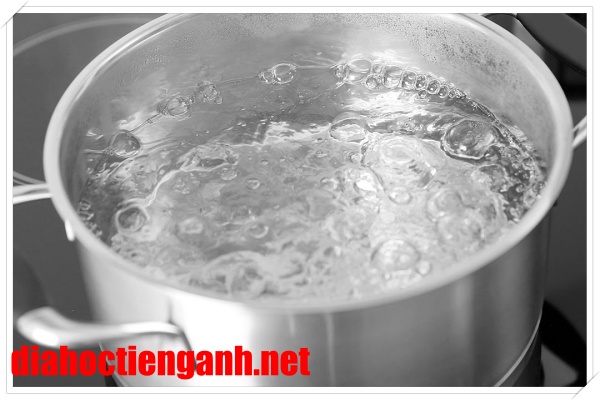Sử dụng nước n&oacute;ng vệ sinh muỗng đĩa gỗ