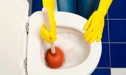 Những mẹo thông nghẹt bồn cầu xử lý mùi hôi hay nhất