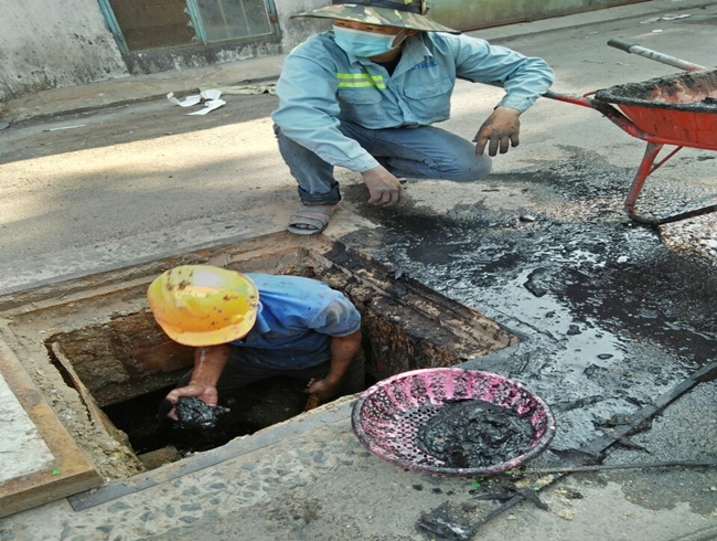 Nạo v&eacute;t hố ga gi&aacute; rẻ.