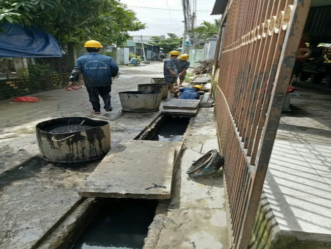 Thi c&ocirc;ng nạo v&eacute;t đường cống.