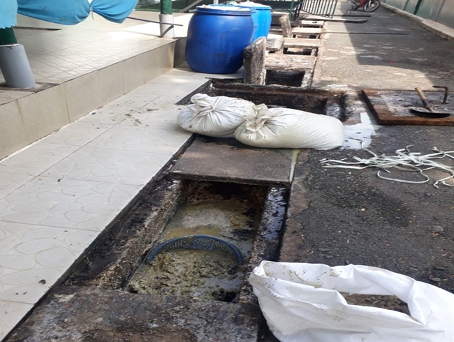 Thi c&ocirc;ng nạo v&eacute;t đường cống.