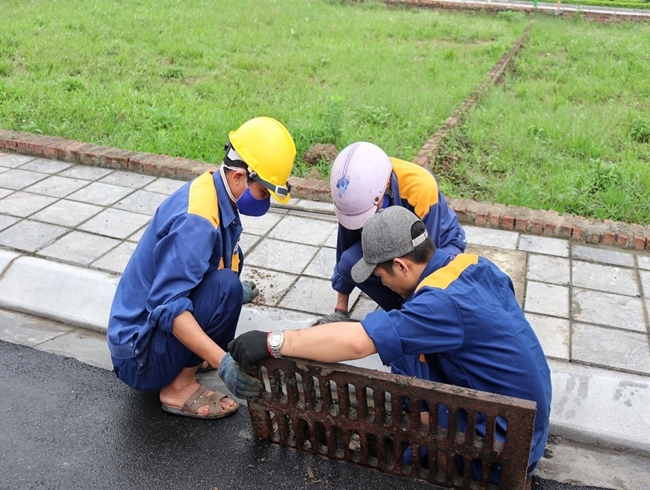 Thi c&ocirc;ng nạo v&eacute;t đường cống.