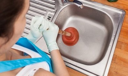 Dùng máy nén khí thông ống nước bồn rửa bát có được không?