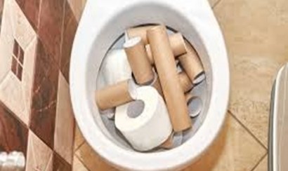 Sử dụng dụng cụ thông bồn cầu bị nghẹt hiệu quả