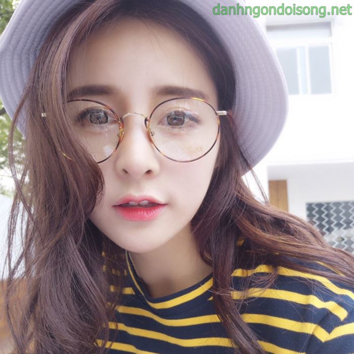 Top ảnh g&aacute;i xinh đeo mắt k&iacute;nh dễ thương