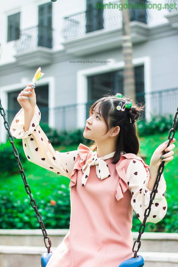 Ảnh g&aacute;i xinh t&oacute;c ngắn ngang vai 2k3