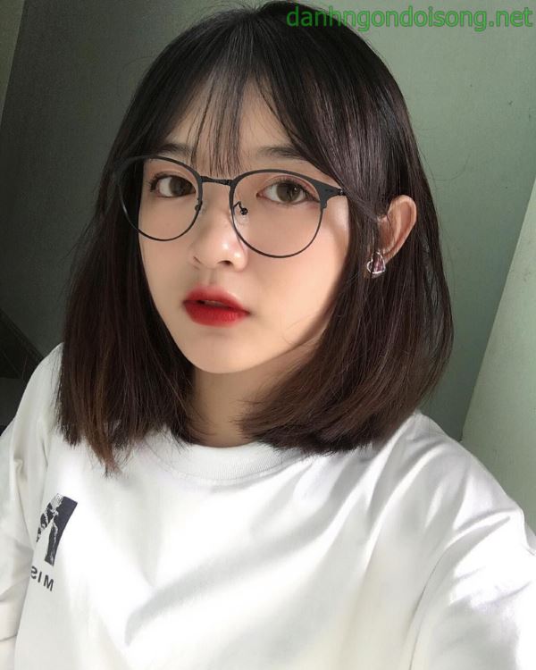 Ảnh g&aacute;i xinh t&oacute;c ngắn ngang vai 2k3