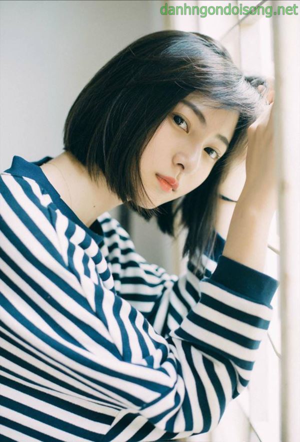 Ảnh g&aacute;i xinh t&oacute;c ngắn ngang vai 2k3
