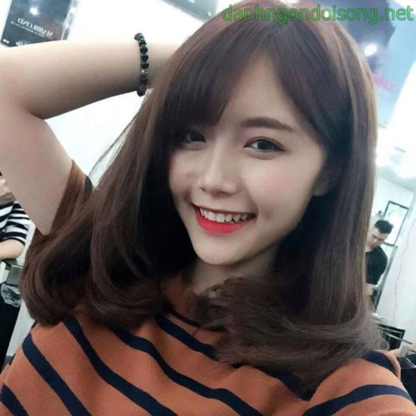 Ảnh g&aacute;i xinh t&oacute;c ngắn ngang vai 2k3