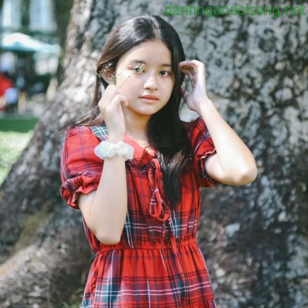 Ảnh g&aacute;i xinh t&oacute;c ngắn ngang vai 2k3