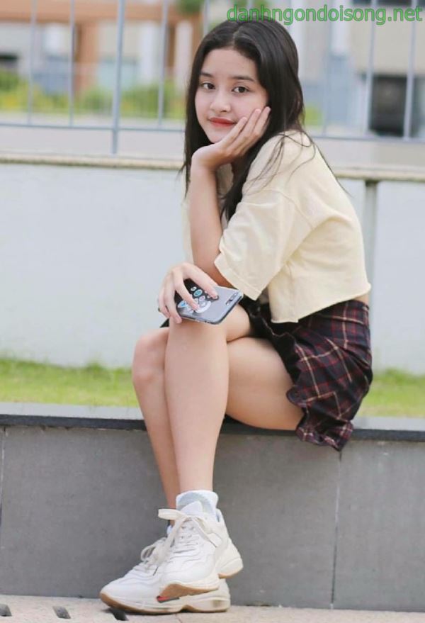 Ảnh g&aacute;i xinh t&oacute;c ngắn ngang vai 2k3