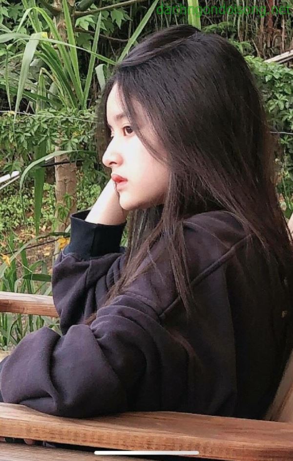 Ảnh g&aacute;i xinh t&oacute;c ngắn ngang vai 2k3