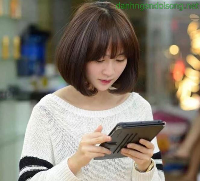Ảnh g&aacute;i xinh t&oacute;c ngắn ngang vai 2k3