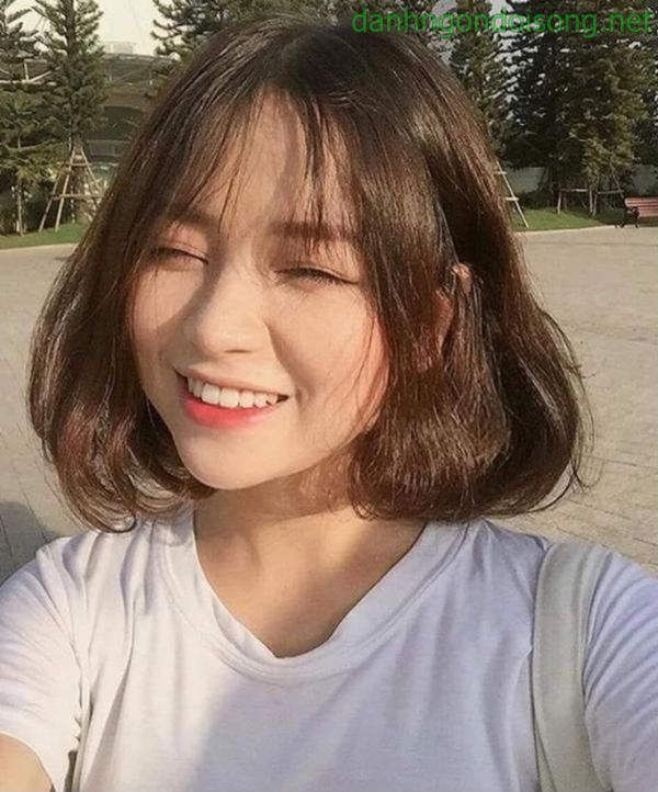 Ảnh g&aacute;i xinh t&oacute;c ngắn ngang vai 2k3