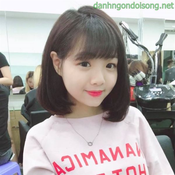 Ảnh g&aacute;i xinh t&oacute;c ngắn ngang vai 2k3