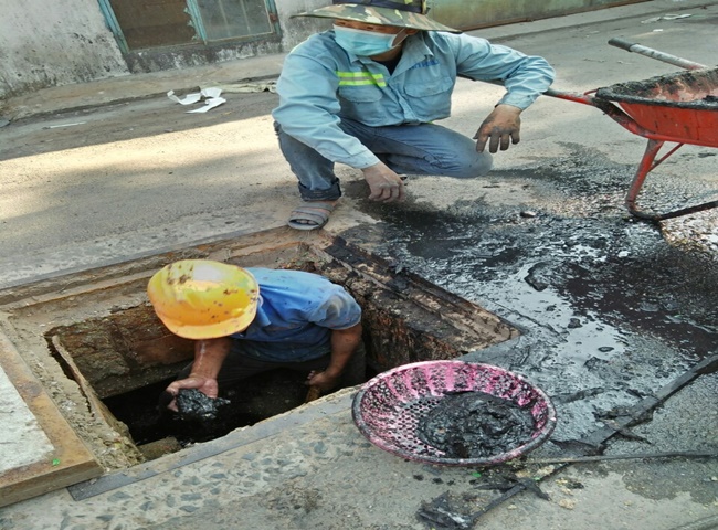 Thi c&ocirc;ng nạo v&eacute;t b&ugrave;n cống.