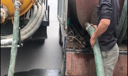 Thi công nạo vét bùn cống