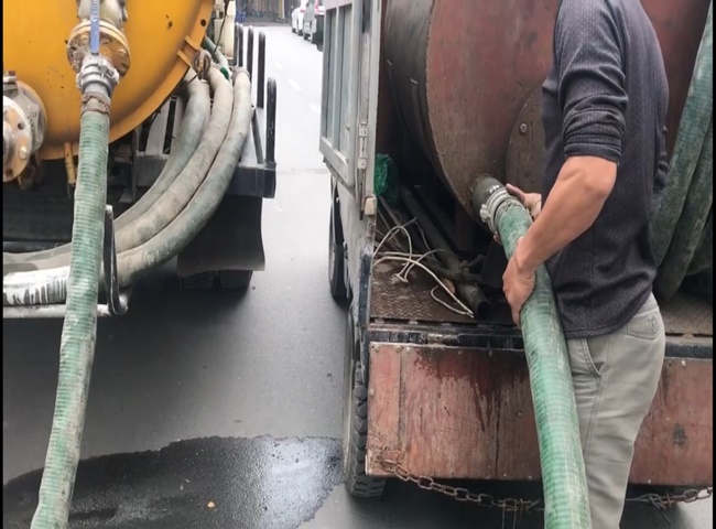Thi c&ocirc;ng nạo v&eacute;t b&ugrave;n cống.
