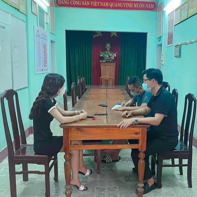 cô gái tự cởi nội y giữa cầu Tràng Tiền 9