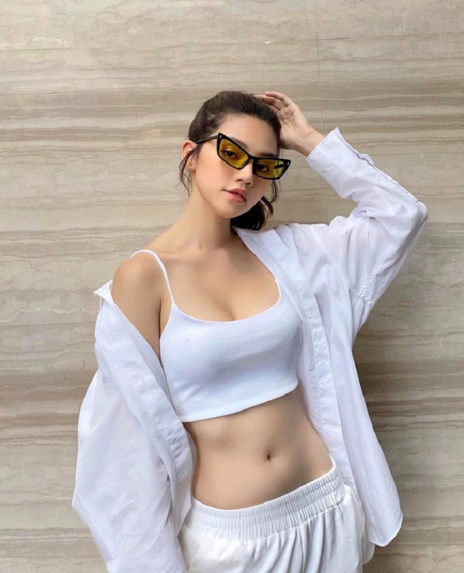 Jolie Nguyễn lộ clip 4