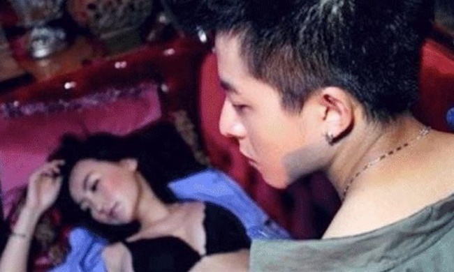 trương b&aacute; chi lộ ảnh n&oacute;ng 1