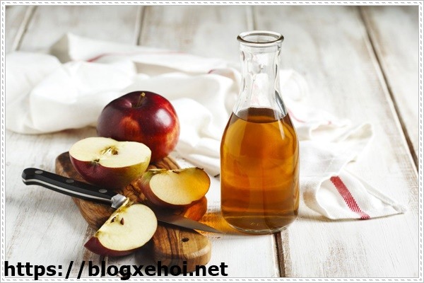 Th&ocirc;ng ống nước nghẹt c&ugrave;ng giấm ăn đun n&oacute;ng