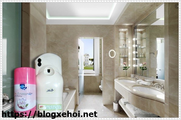Khử mùi nhà vệ sinh với nước hoa
