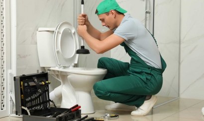 Nên sử dụng dụng cụ đa năng để thông tắc bồn cầu?