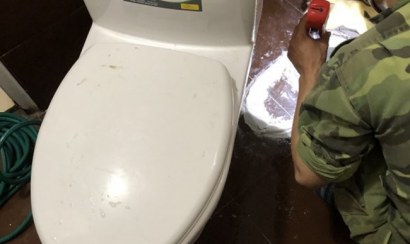 Cách thông bồn cầu bị tắc băng vệ sinh