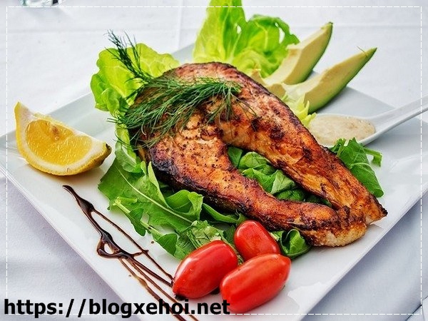 Thịt c&aacute; chứa nhiều dinh dưỡng thiết yếu