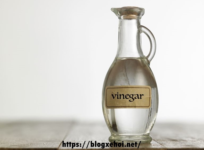 C&aacute;ch vệ sinh tường nh&agrave; d&ugrave;ng giấm trắng